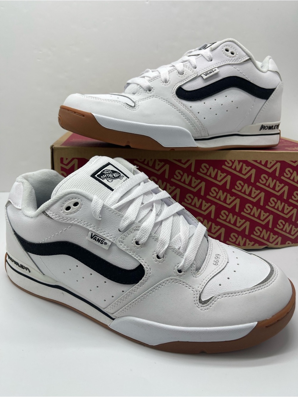 Vans • WMNS White and Black Low-Top Skate ROWLEY XLT SKATE
Sneakers